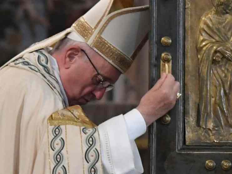 papa francesco e la porta santa