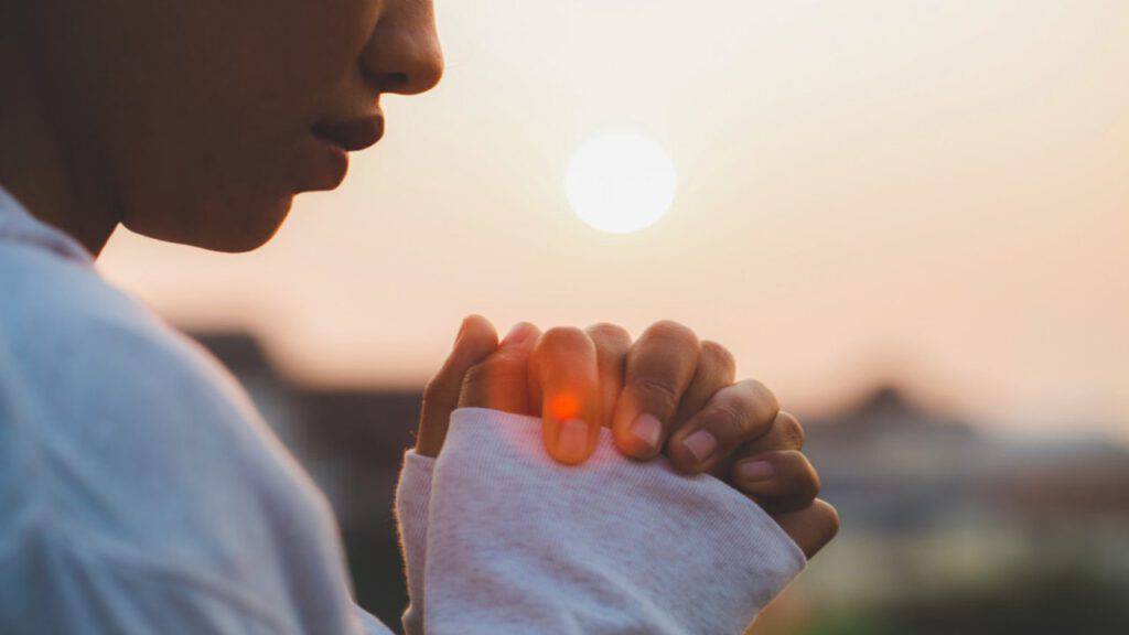 Pregare fa bene allo spirito e alla mente | Lo dice anche la scienza Pregare fa bene allo spirito e alla mente | Lo dice anche la scienza