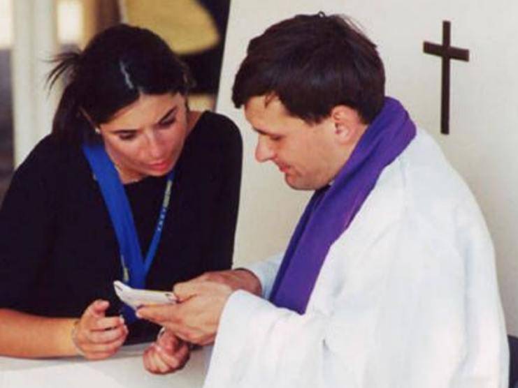 sacerdote che confessa