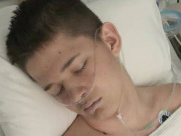 il giovane Zack in coma
