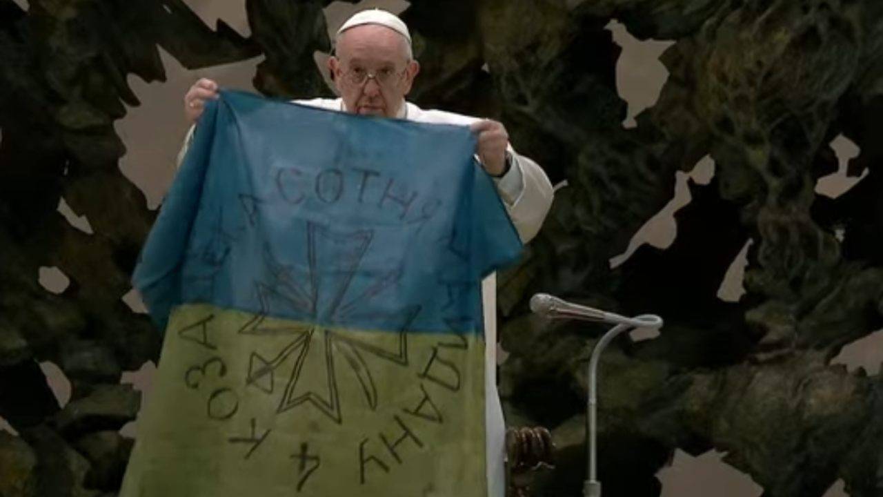 Papa Francesco udienza generale 6 aprile 2022 bandiera ucraina