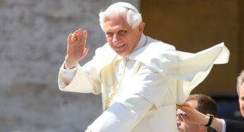 Papa Benedetto XVI è il terrore di Satana | Il racconto inedito in un libro
