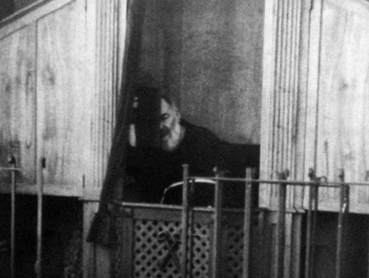 padre-pio-confessionale