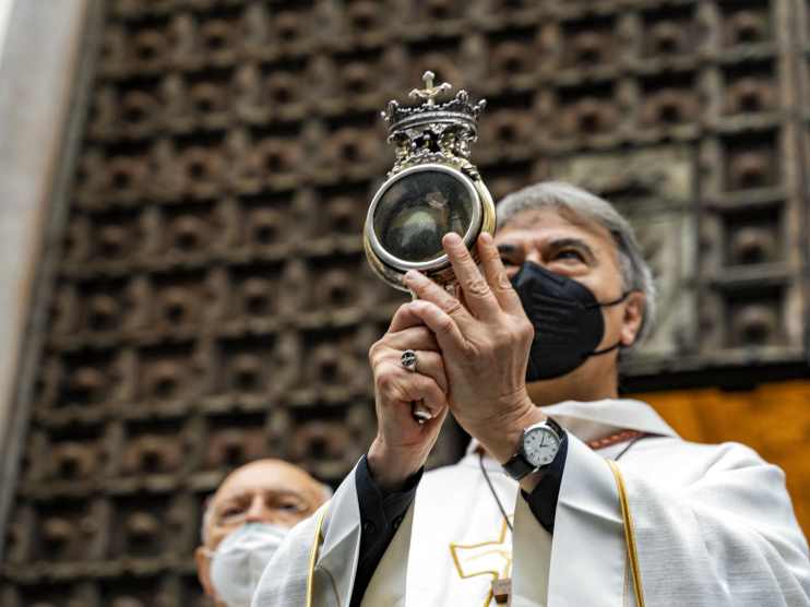 Monsignor Battaglia con l'ampolla del sangue del santo
