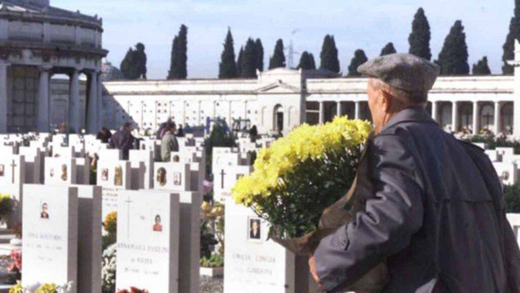 Un padre che non si arrende e ogni giorno va a pregare sulla tomba del figlio Un padre che non si arrende e ogni giorno va a pregare sulla tomba del figlio