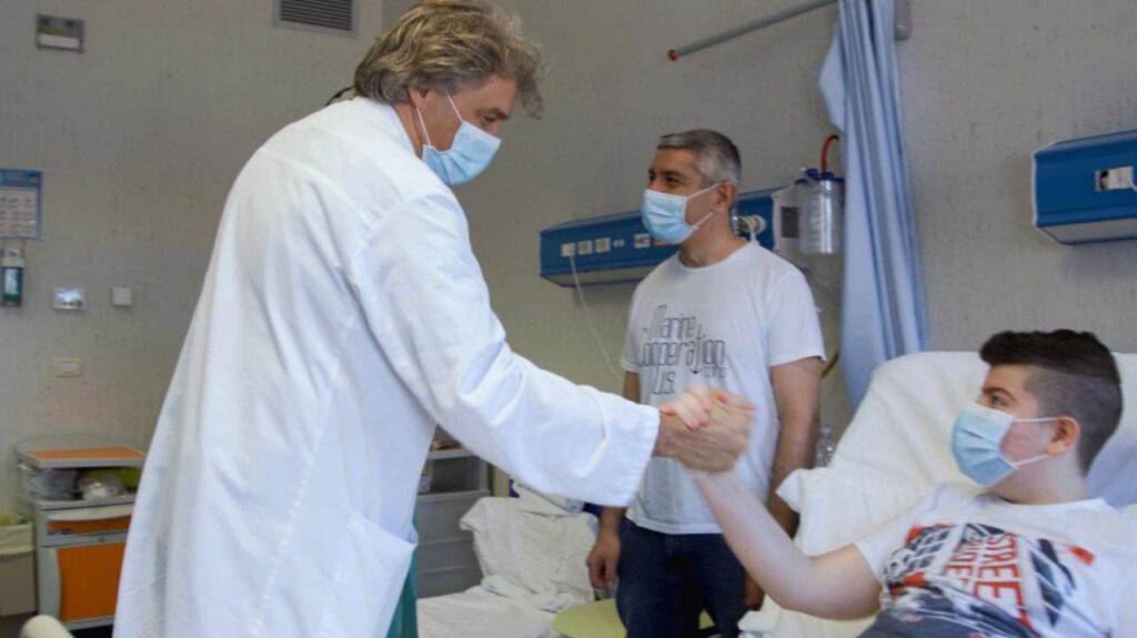 Pediatra si prende cura dei bambini in ospedale anche con la preghiera Pediatra si prende cura dei bambini in ospedale anche con la preghiera