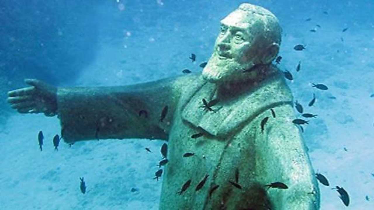 statua gigante padre pio