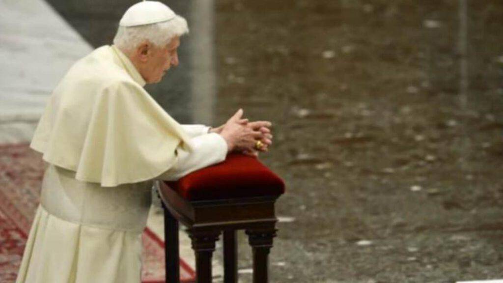 La dolcissima preghiera di Papa Benedetto XVI a Maria Santissima La dolcissima preghiera di Papa Benedetto XVI a Maria Santissima