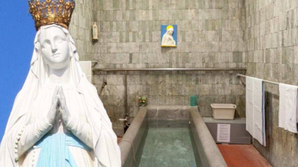 Si immerge nelle piscine a Lourdes e succede qualcosa di sconvolgente Si immerge nelle piscine a Lourdes e succede qualcosa di sconvolgente