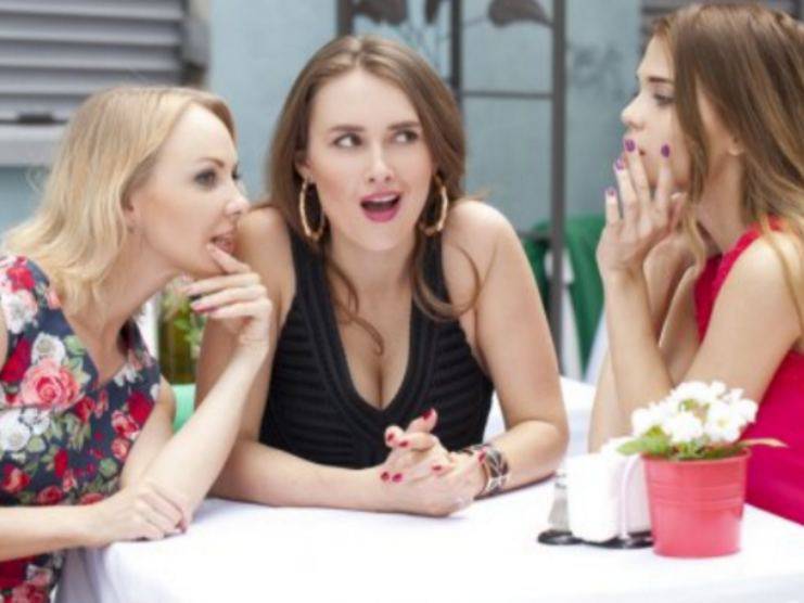 donne che spettegolano