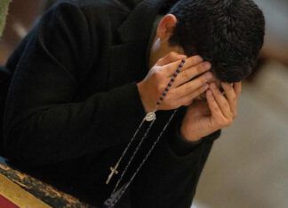 Ragazzo prega il Rosario: si scatena il demonio che tenta in tutti i modi di fermarlo