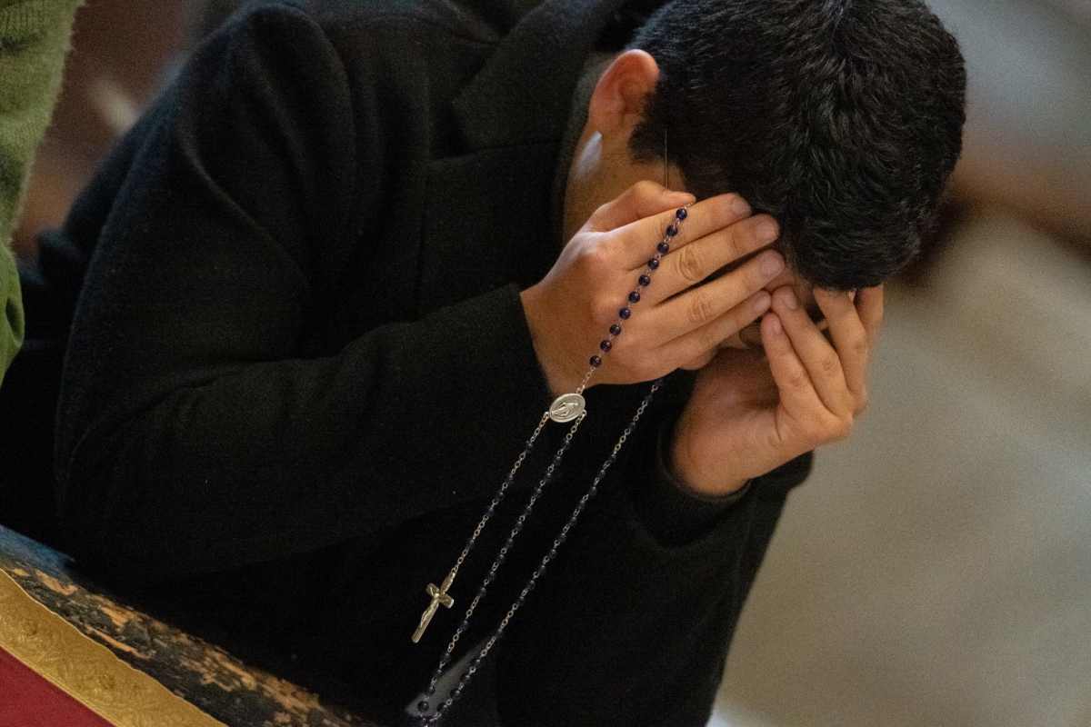 Ragazzo prega il Rosario: si scatena il demonio che tenta in tutti i modi di fermarlo