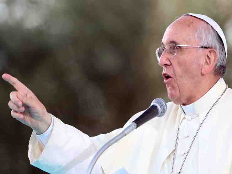 Papa Francesco deplora il cancro che corrode l’Italia