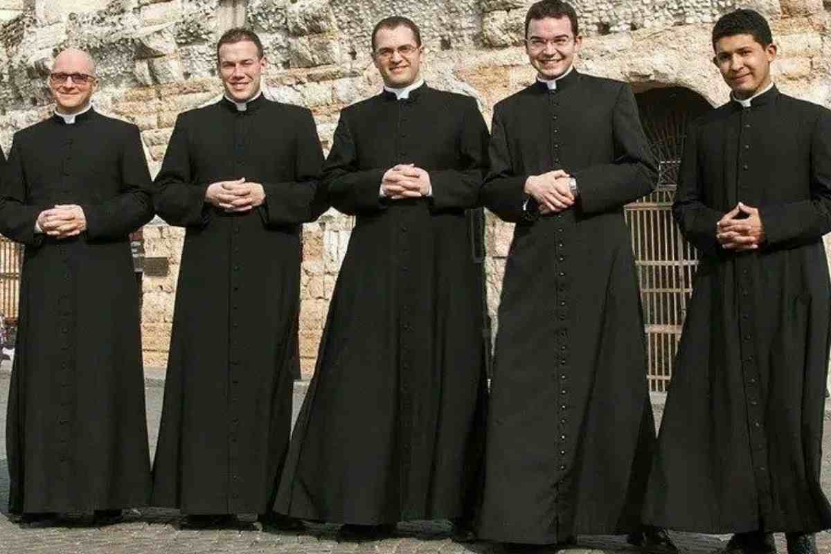 La tonaca sacerdotale: ecco cosa provoca a chi la vede indossata