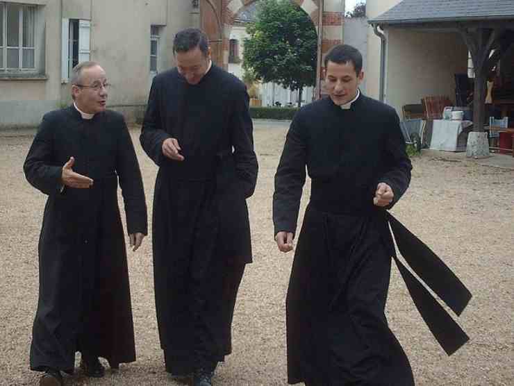 La tonaca del sacerdote | Ecco cosa provoca a chi la vede