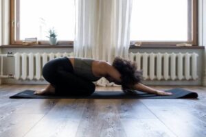 persona che fa yoga