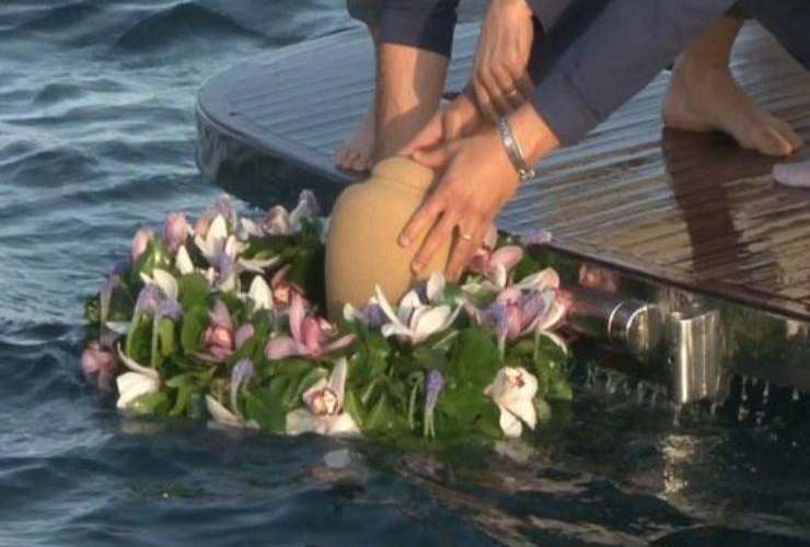 Ceneri dei morti gettate in mare o conservate in casa: cosa dice la Chiesa?