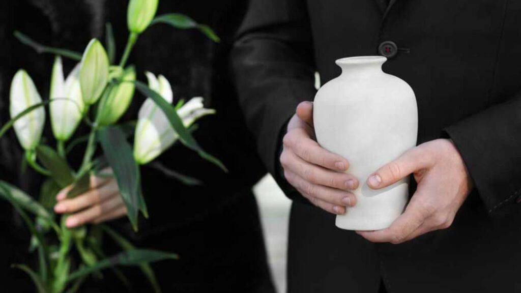 Tenere Le Ceneri In Casa Cosa Dice La Chiesa Ceneri dei morti gettate in mare o conservate in casa | Cosa dice la