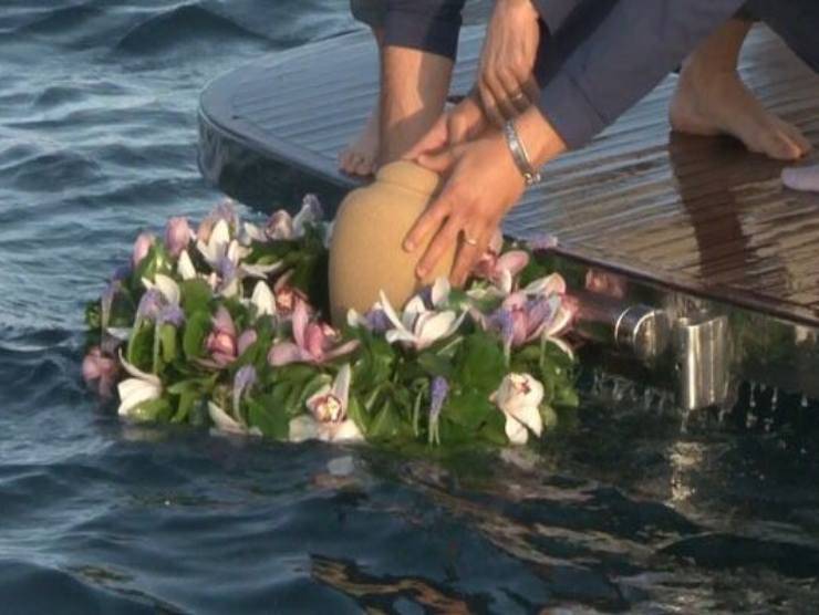 Tenere Le Ceneri In Casa Cosa Dice La Chiesa Ceneri dei morti gettate in mare o conservate in casa | Cosa dice la