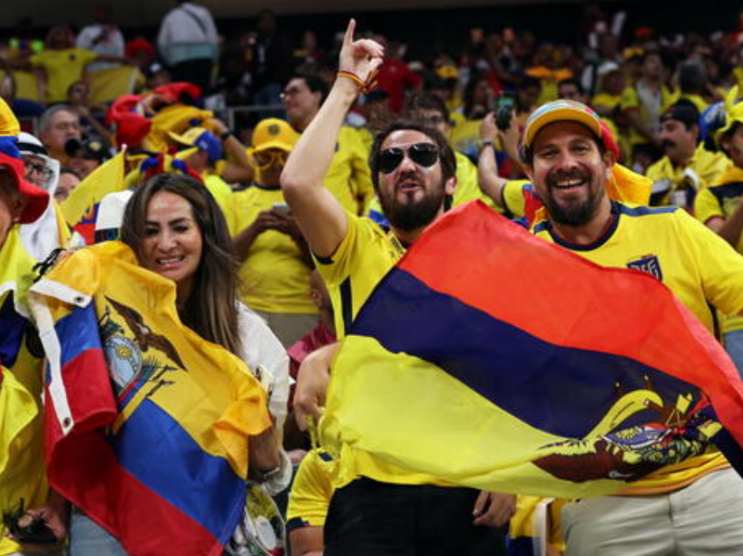 Tifosi Ecuador 20221123 - lalucedimaria.it (1)