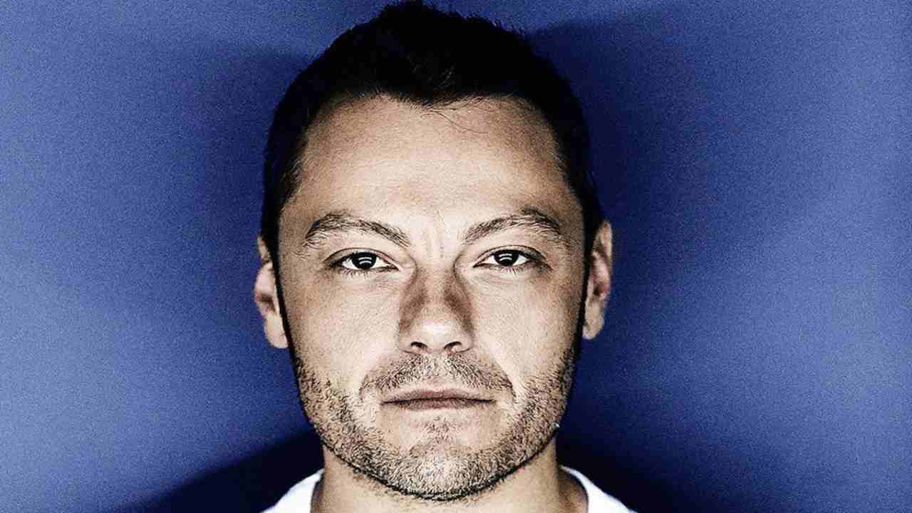 Tiziano Ferro mente sul diritto fondamentale dei più piccoli