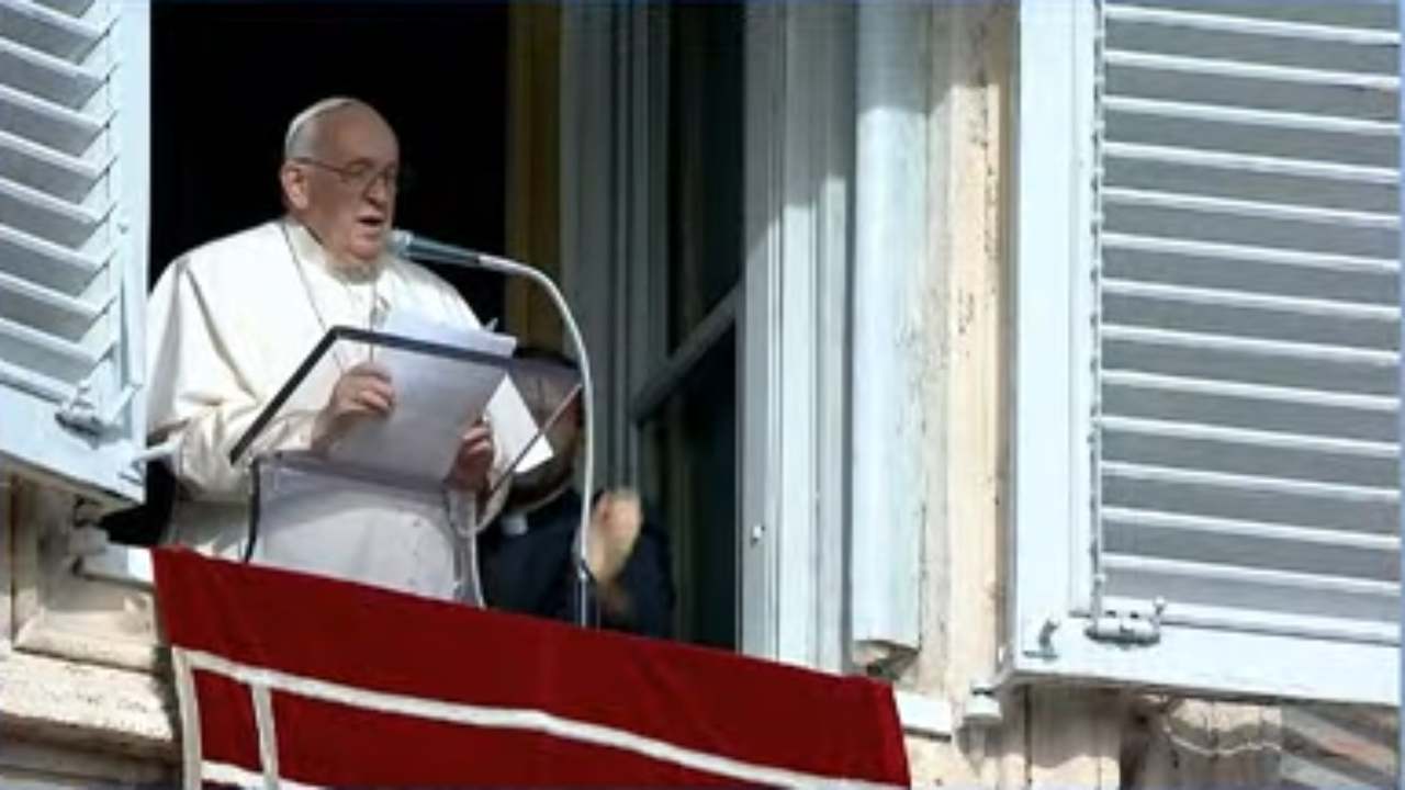 papa Francesco giovane donna uccisa odio fede Angelus