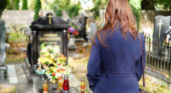 Reagisce in modo inaspettato alla morte del coniuge: il consiglio del sacerdote