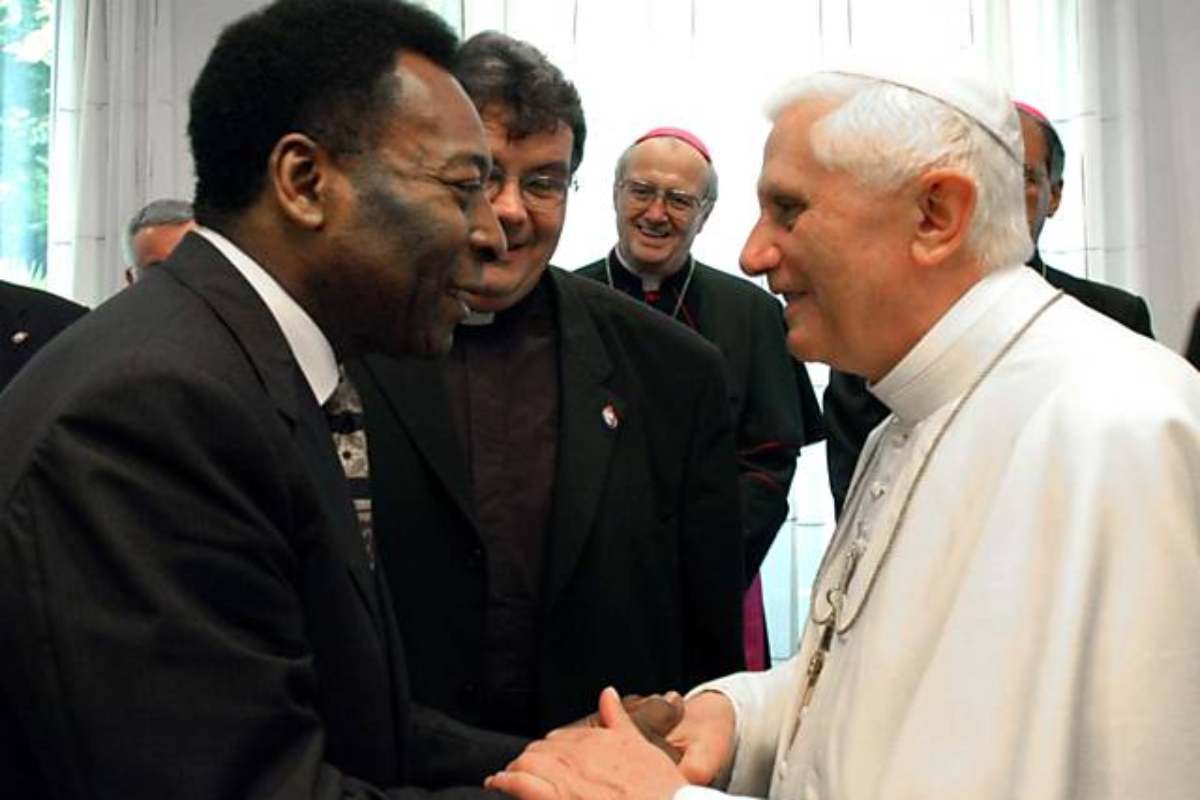 Pelé fede Dio Benedetto XVI