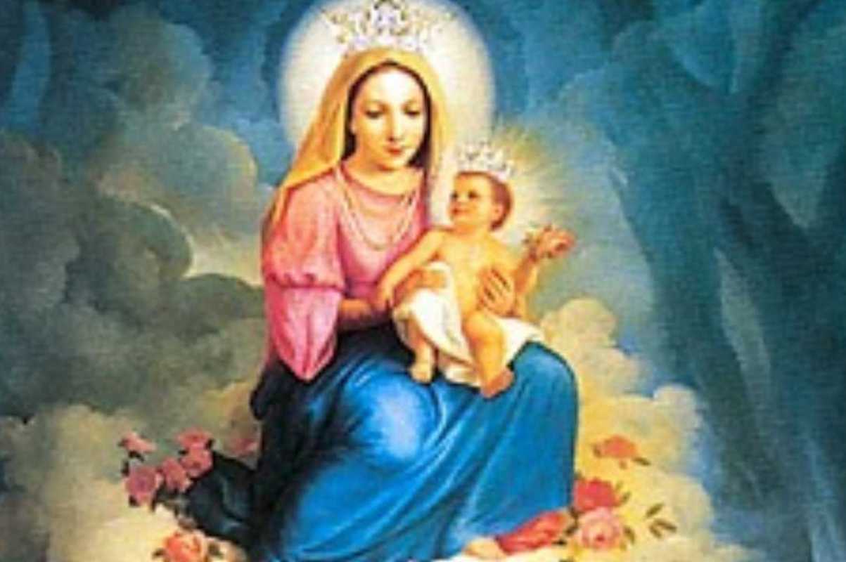 La Madonna che li avvolge con una luce