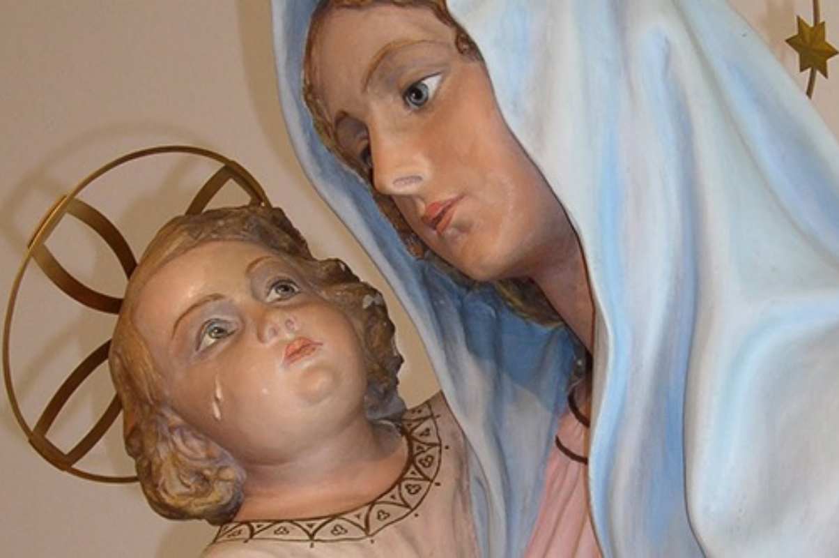Il pianto del Bimbo Gesù in braccio alla Madonna