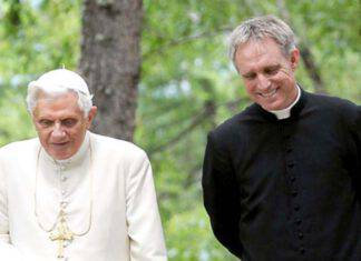 Il gesto di Monsignor Ganswein per Benedetto XVI che ha commosso il mondo