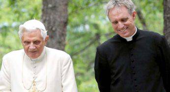 Il gesto di Monsignor Ganswein per Benedetto XVI che ha commosso il mondo