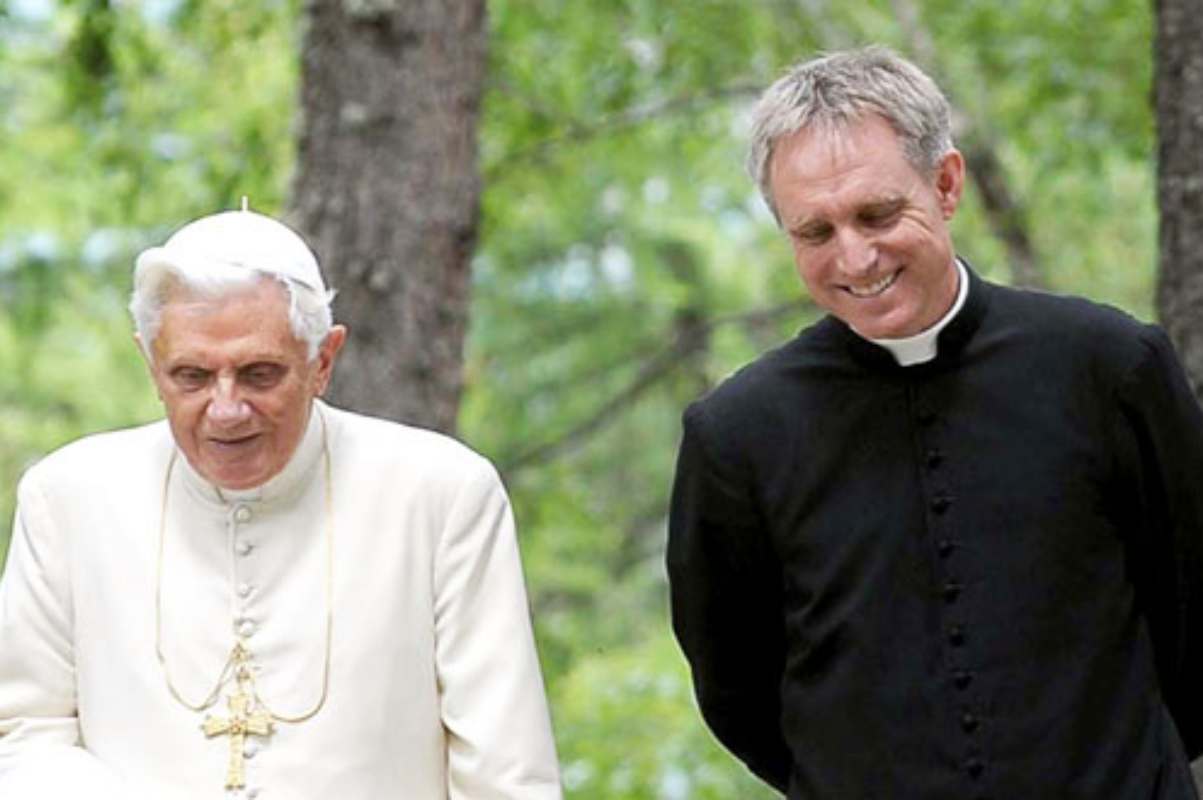 Un bacio alle mani giunte: il gesto di Monsignor Georg