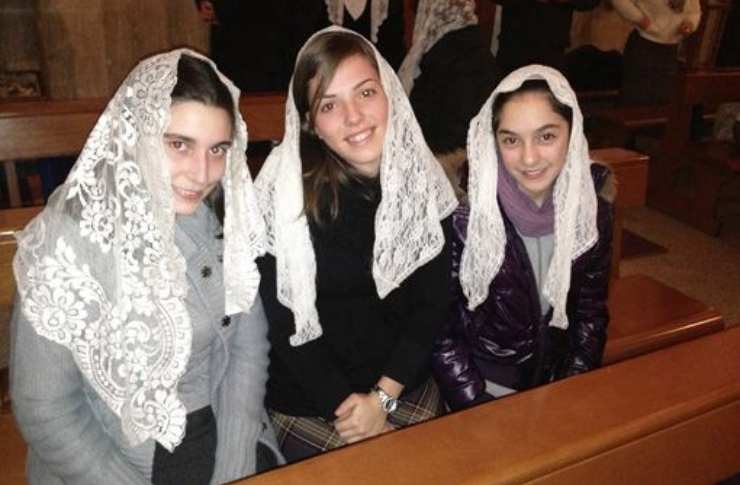 Perché le donne portano il velo in testa quando sono in chiesa?