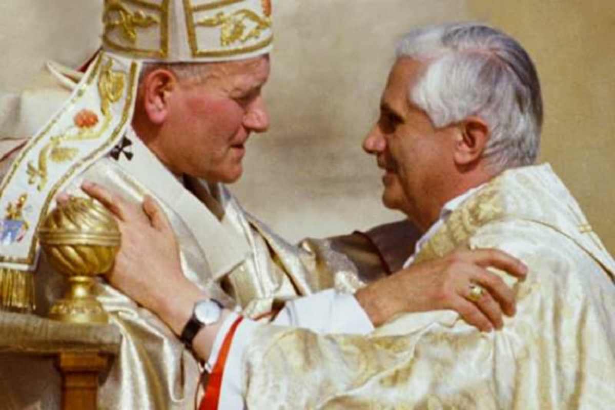 Benedetto XVI e Giovanni Paolo II: cosa univa questi due giganti apparentemente così diversi