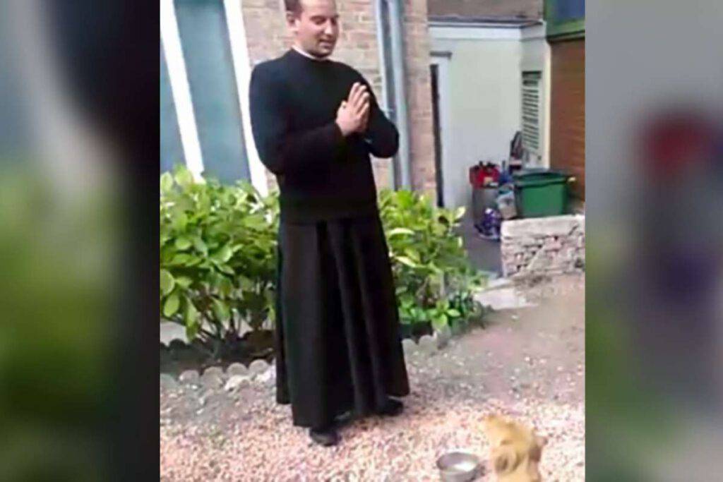 Il cane che aspetta la preghiera prima dei pasti: due video incredibili ne sono la prova