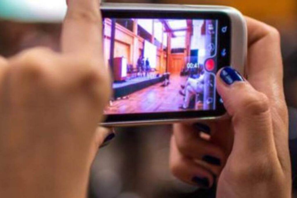 Guardare A Sinistra Mentre Si Parla Selfie e filmati in chiesa quando sì e quando no: ecco cosa dice la legge