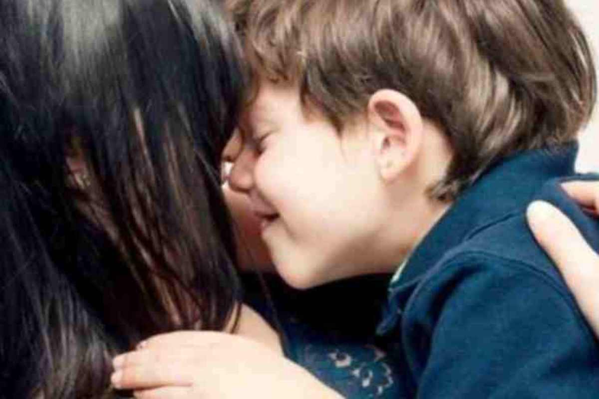 Perde suo figlio perciò decide di adottarne uno: quello che scopre dopo è da non credere