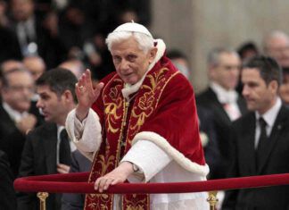 Attacca Benedetto XVI ma fa una scoperta sconvolgente