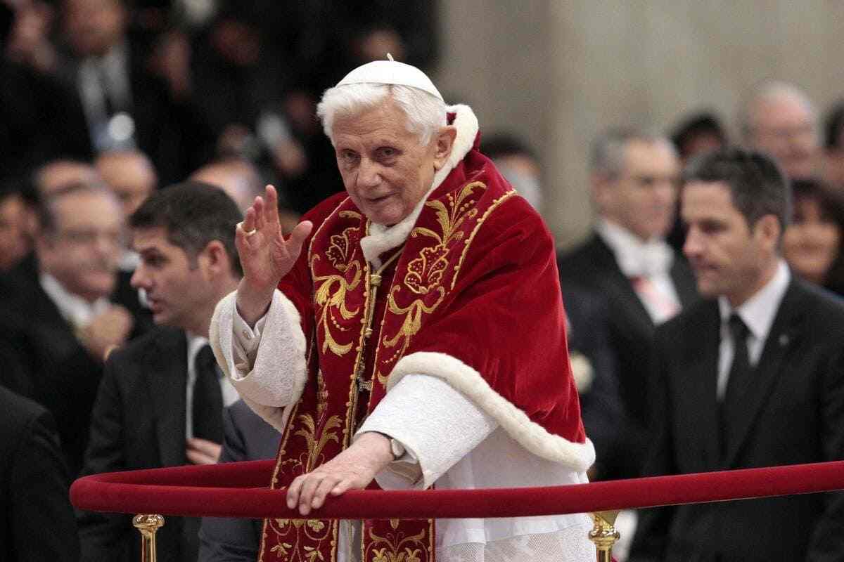 Attacca Benedetto XVI ma fa una scoperta sconvolgente