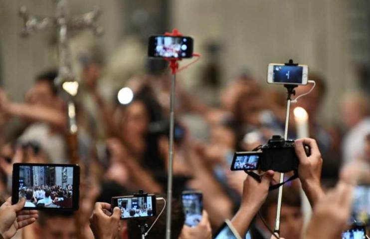 Selfie e filmati in chiesa: cosa dice la legge e il buon senso