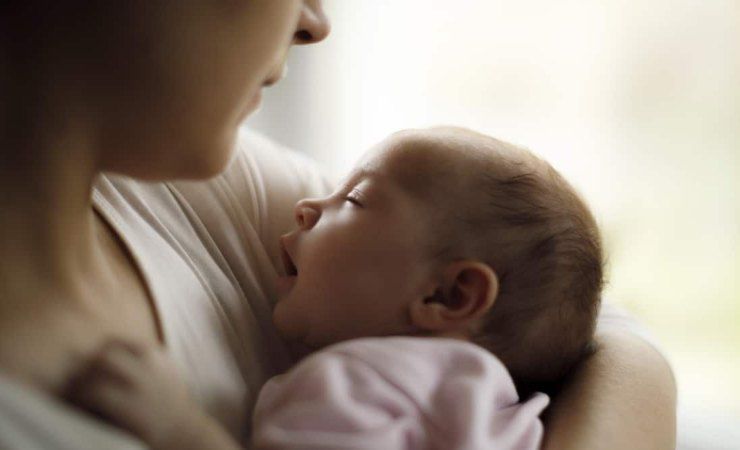 Perde suo figlio perciò decide di adottarne uno: quello che scopre dopo è da non credere