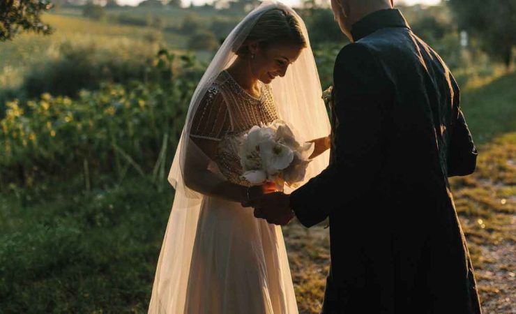 La porti al dito anulare, ma sai il perché? La fede nuziale: un sacerdote lo spiega