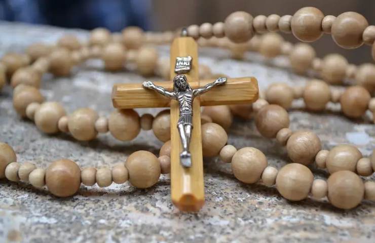 Bimbo appena nato viene abbandonato fra i rifiuti: ecco che cosa lo salva