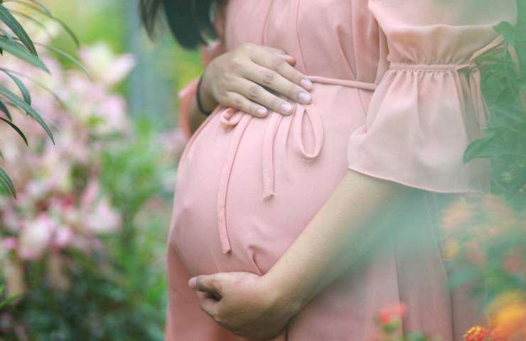 Rimane incinta durante il periodo di prova al lavoro: il titolare l'assume a tempo indeterminato