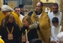 Parte la processione ma senza il Santo che viene dimenticato in chiesa