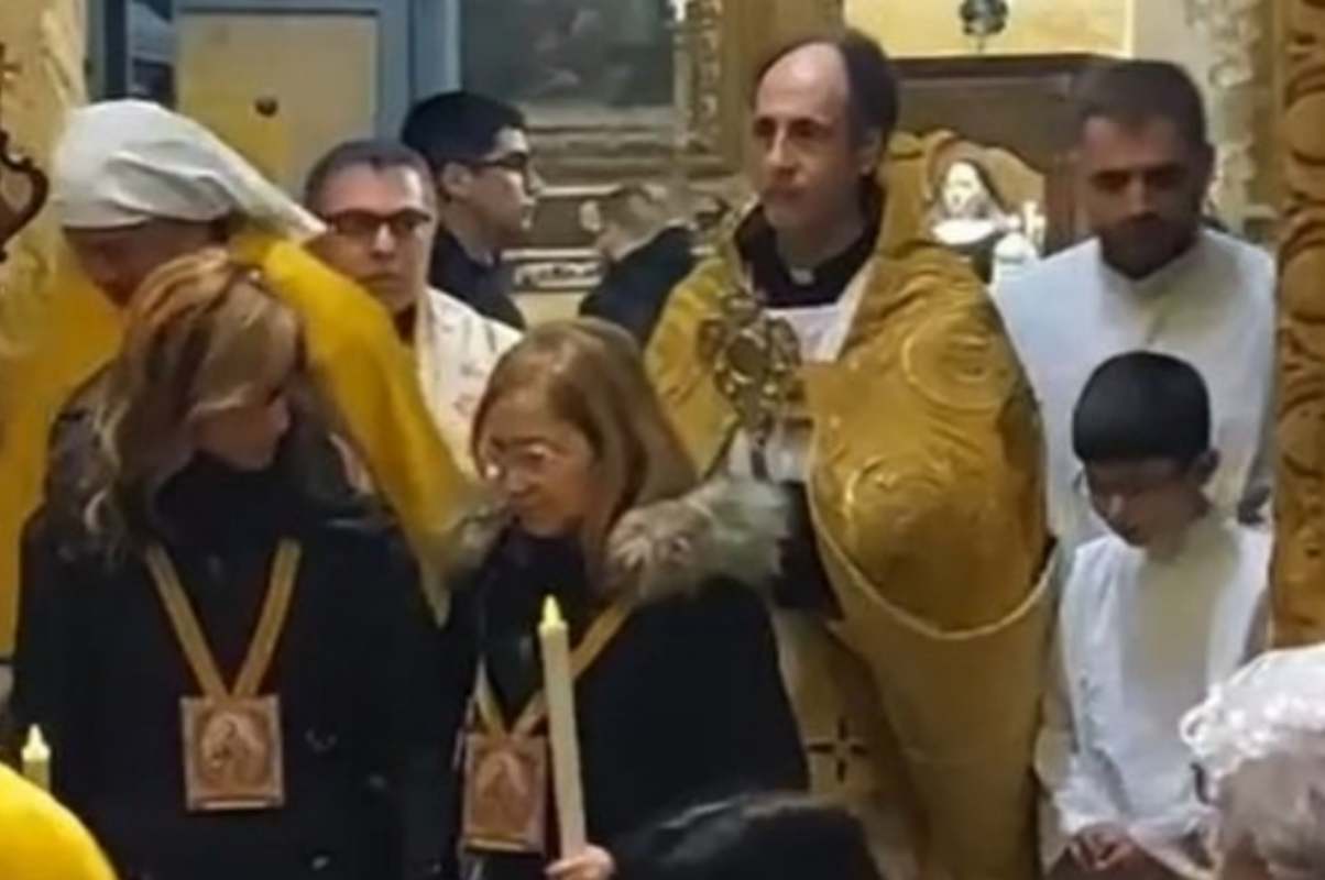 Parte la processione ma senza il Santo che viene dimenticato in chiesa