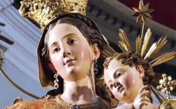 Si scaglia con furia contro la Madonna e ne paga subito le conseguenze
