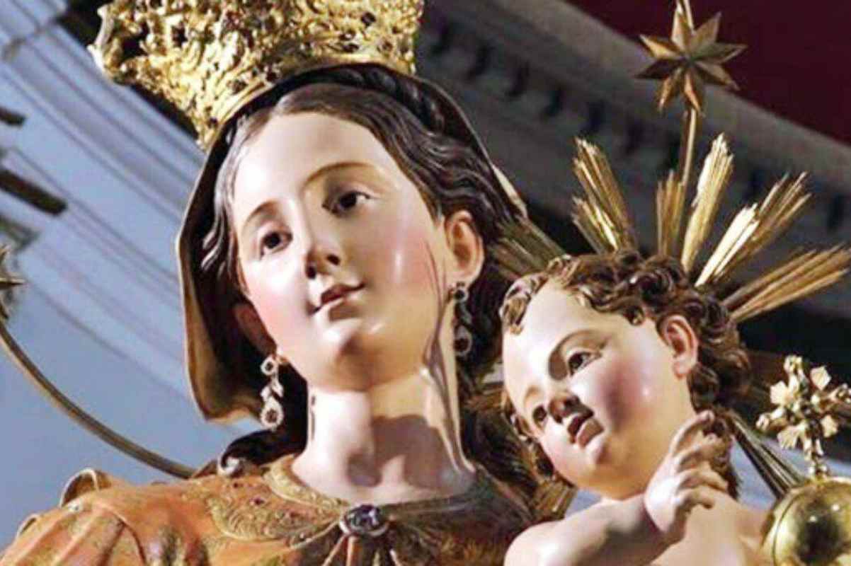 Si scaglia con furia contro la Madonna e ne paga subito le conseguenze