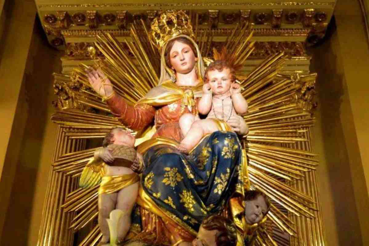 La statua dell’Immacolata muove gli occhi e inizia a piangere